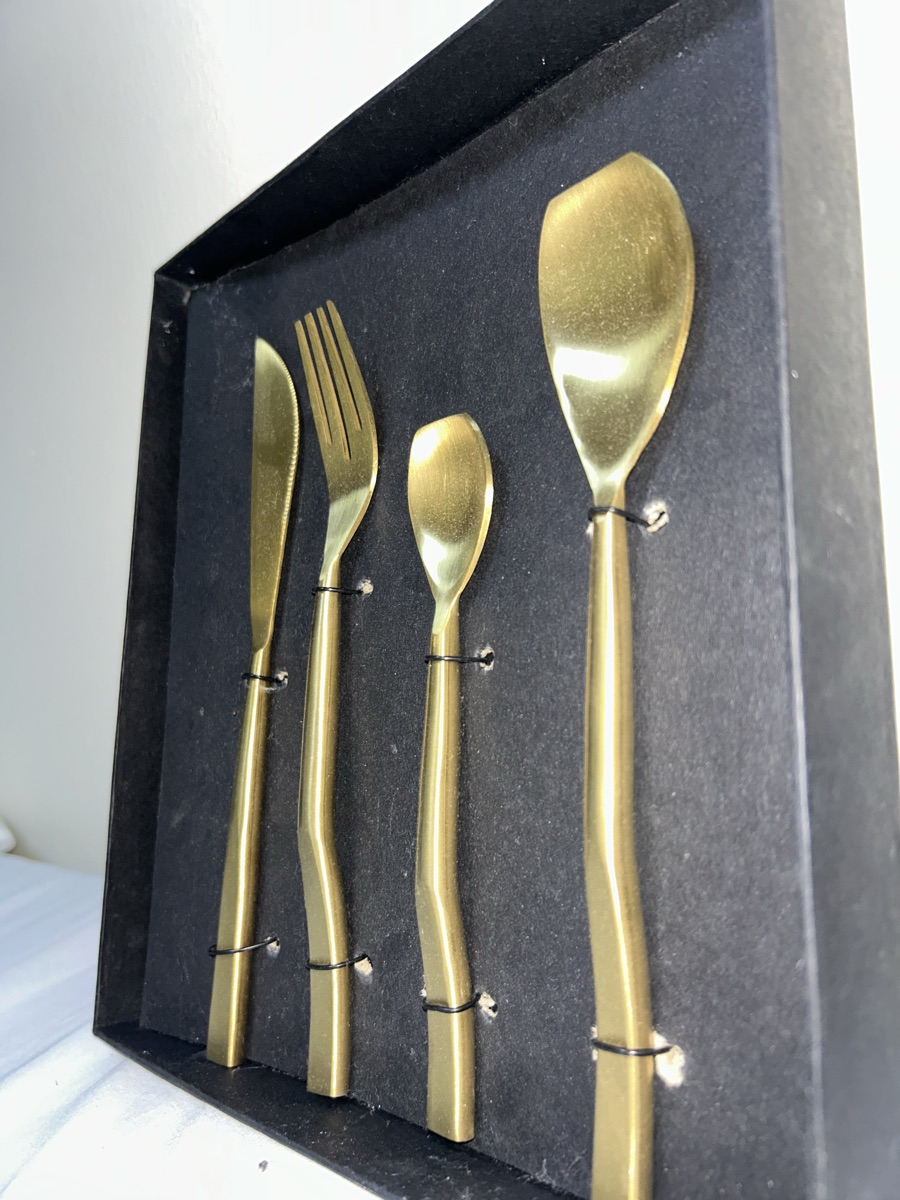 gold-finished stainless steel cutlery set. - Image 2
