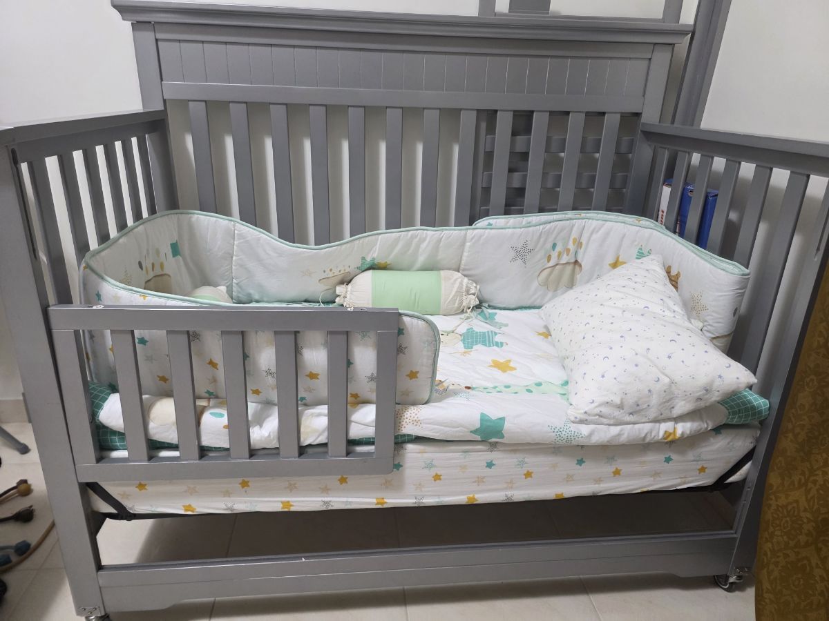 Crib with Mattress & Full Bedding Set – Excellent Condition! - Image 1