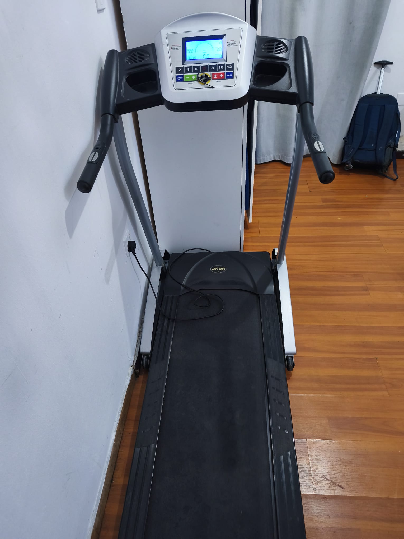 Treadmill with maximum weight capacity. Almost new. Foldable, speed up to 15km/hr.  - Image 5
