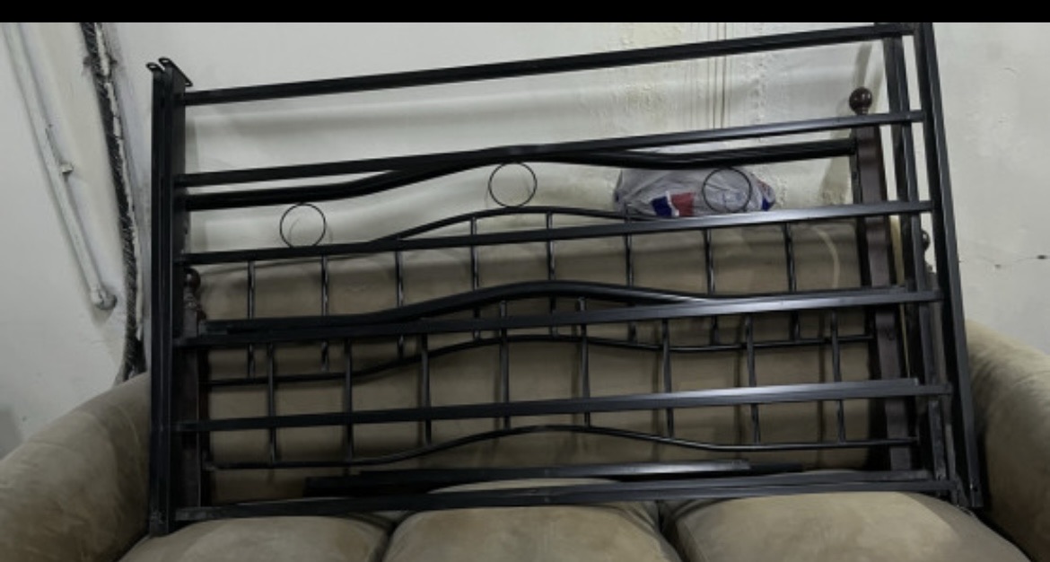 Bed frame with mattress - Image 2