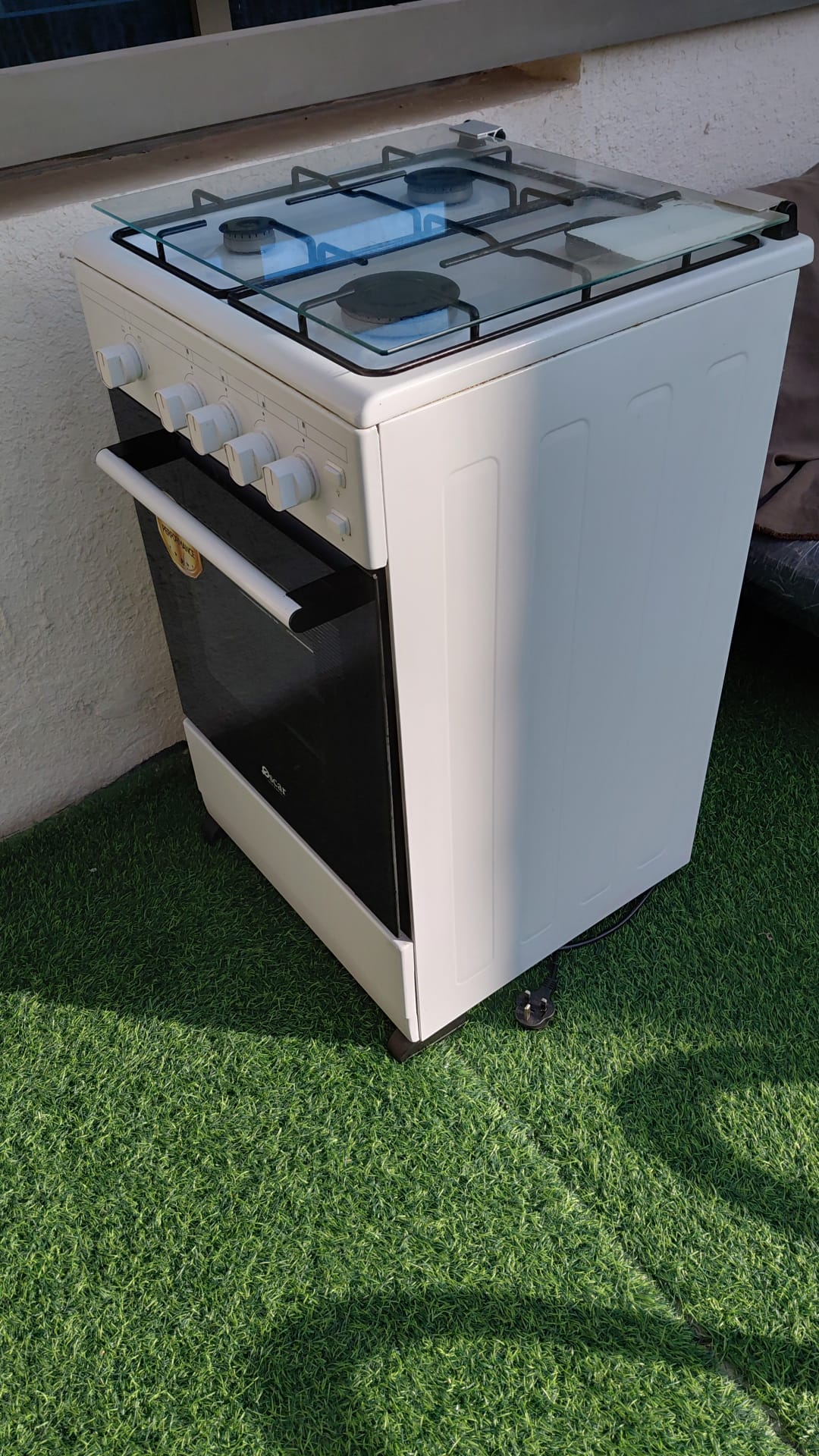 White Gas Stove with Oven in Very Good Condition - Image 4