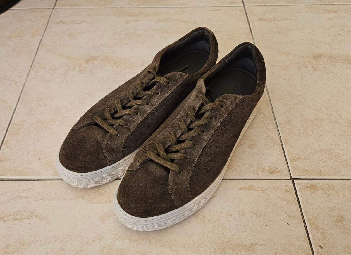 Branded Sneakers for sale in excellent condition - Image 3