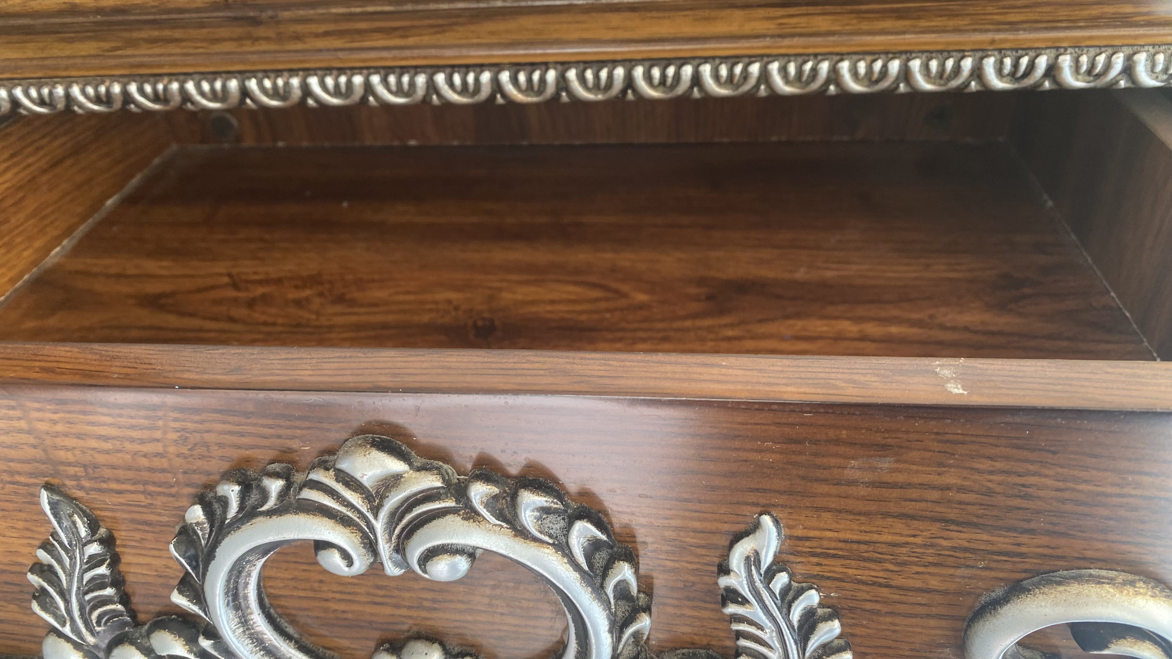 Set Vantage baroque dresser and side table ? - Image 6