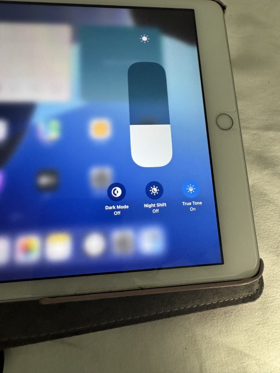 IPAD 7th generation 128gb  in good condition  No any issues ready to use  I sell at only 420qr Call or WhatsApp 31067127 - Image 2
