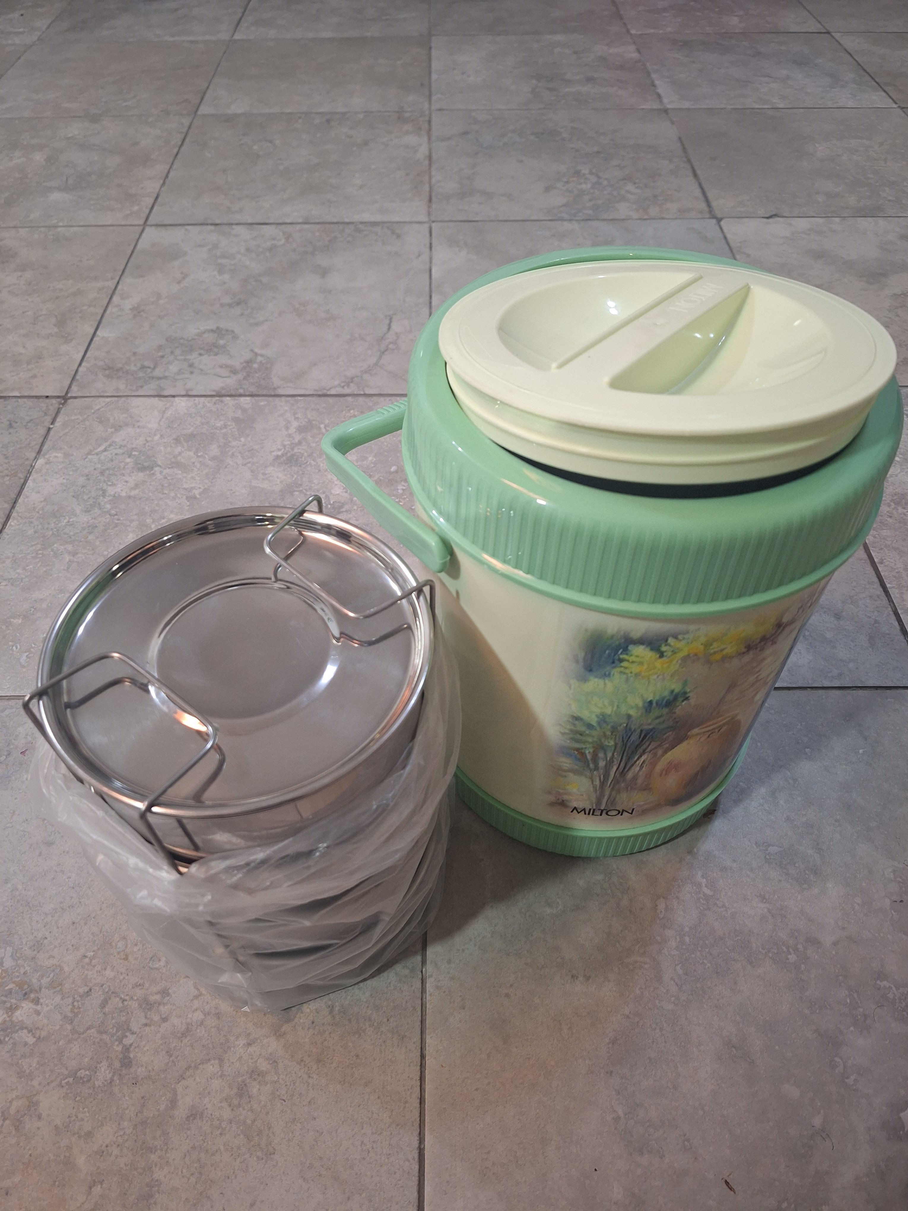 Milton Thermoware Lunch Box -  Winter family camping - Image 2