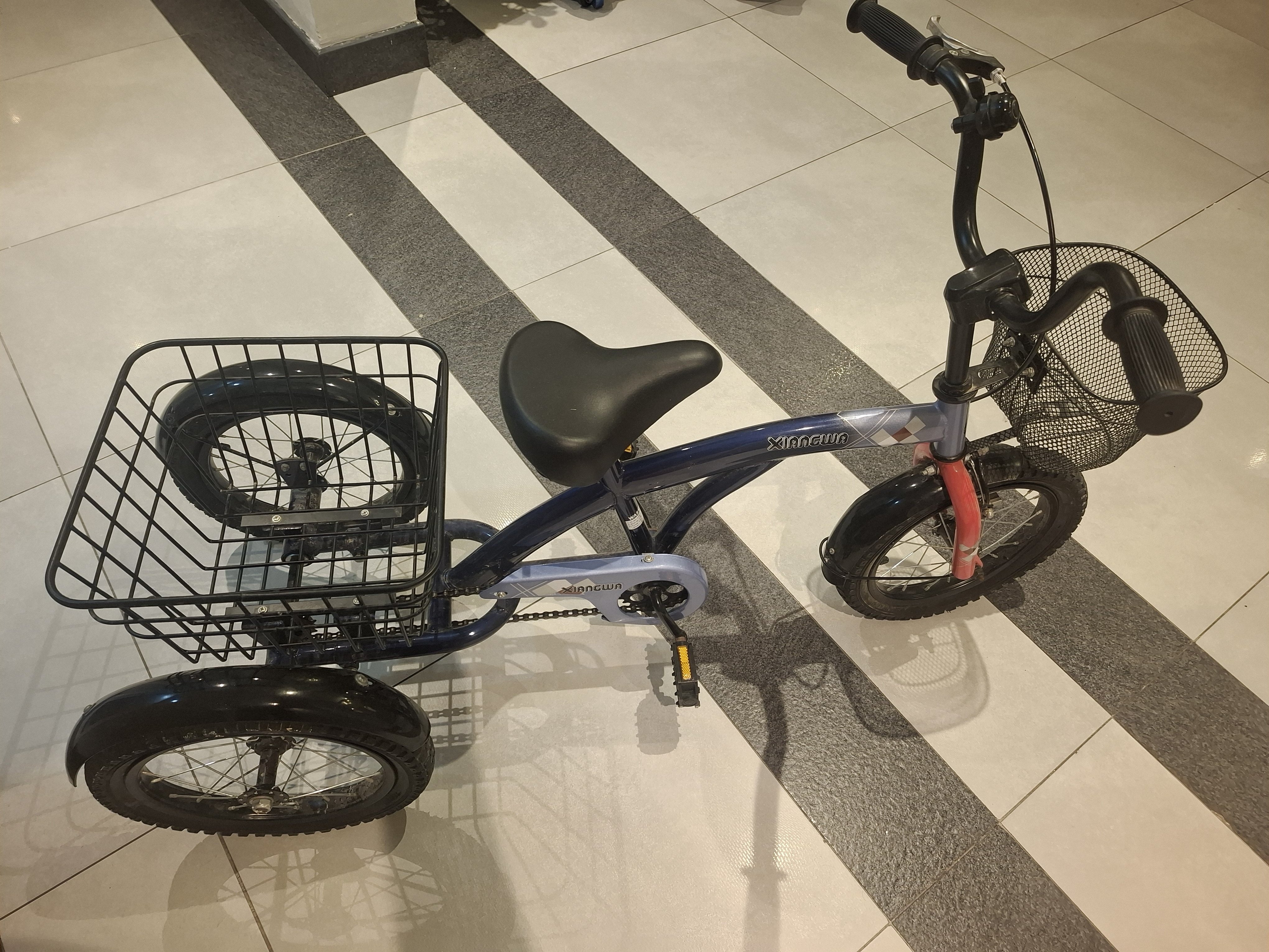 Tricycle bike with basket - Image 1