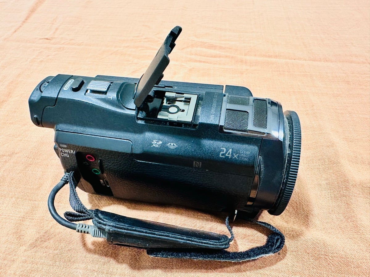 Sony Handycam with Projector - Image 4