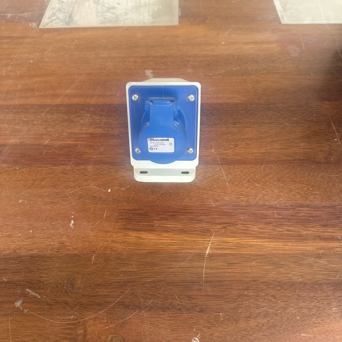 Industrial Socket - Wallmount - مقبس صناعي - مثبت على الحائط - Image 3