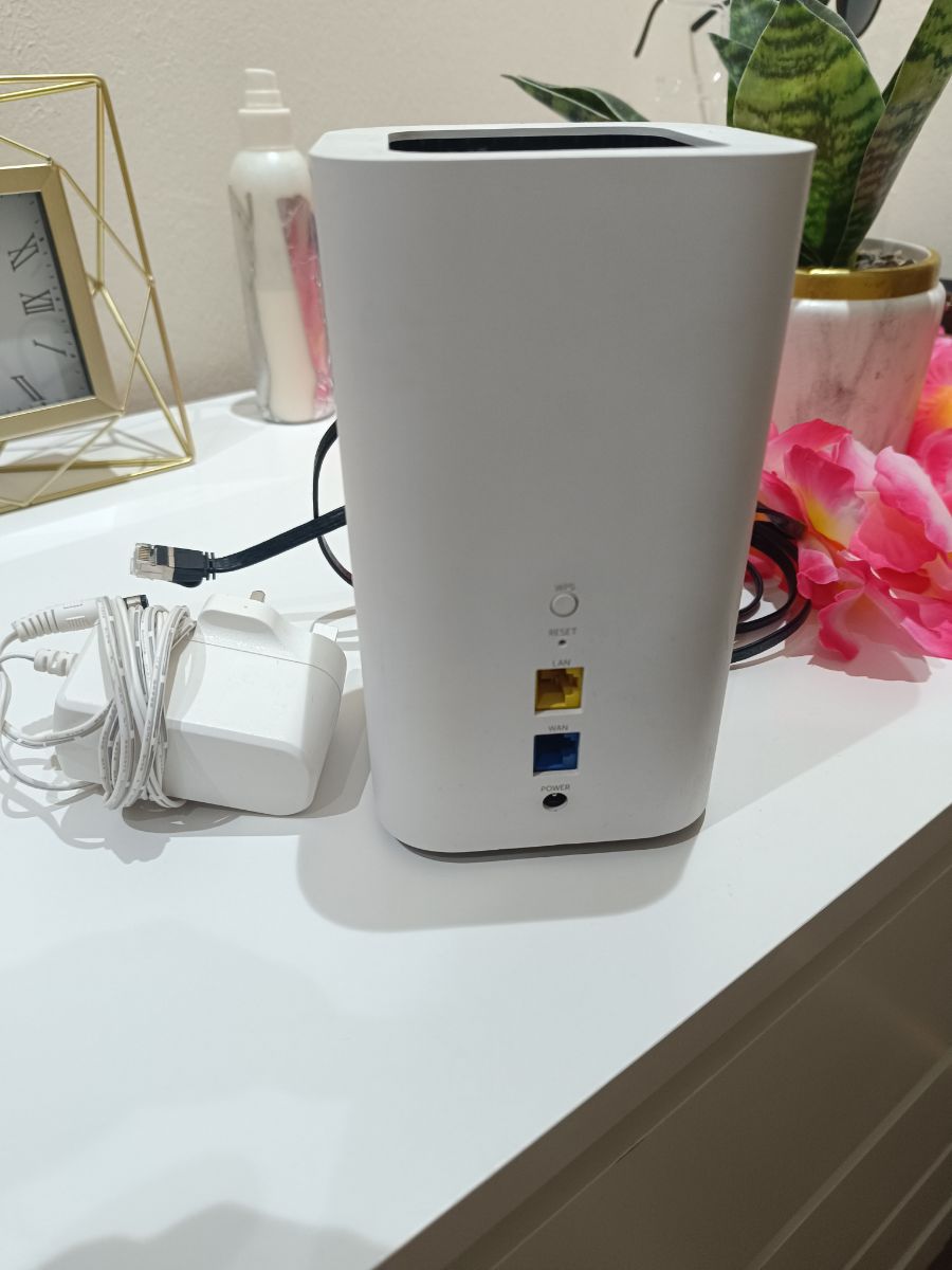 Nokia Beacon Router with charger - Image 2