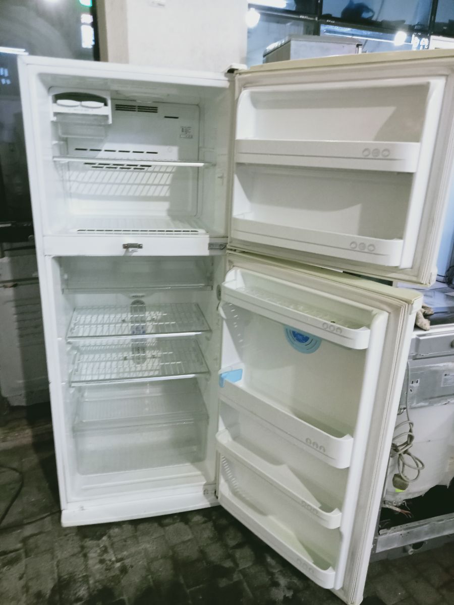 LG refrigerator available for sale - Image 2