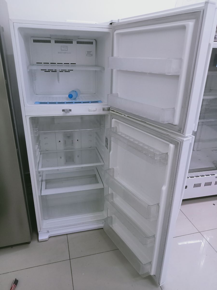 LG refrigerator available for sale - Image 2