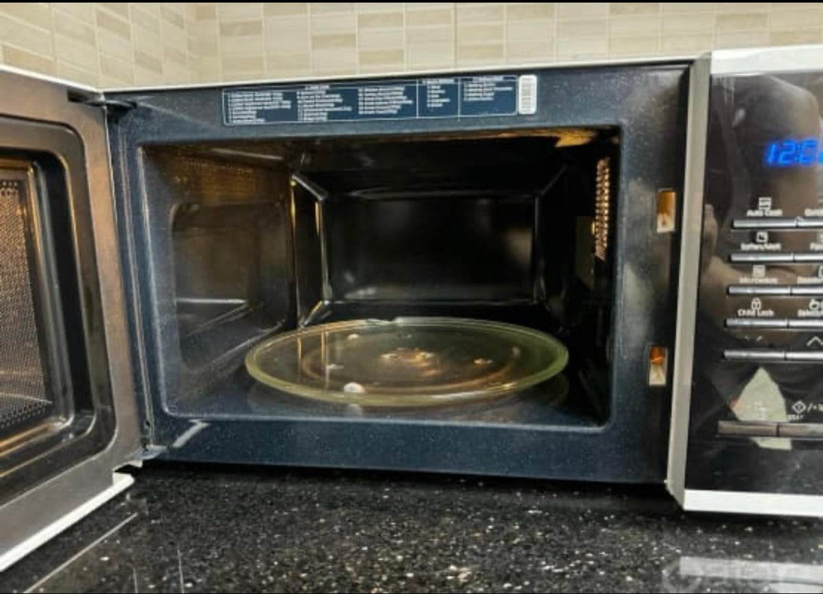 SOLD- Samsung Microwave MS23K3513Aw مايكروويف سامسونج مستعمل بحالة جيدة جداً - Image 3