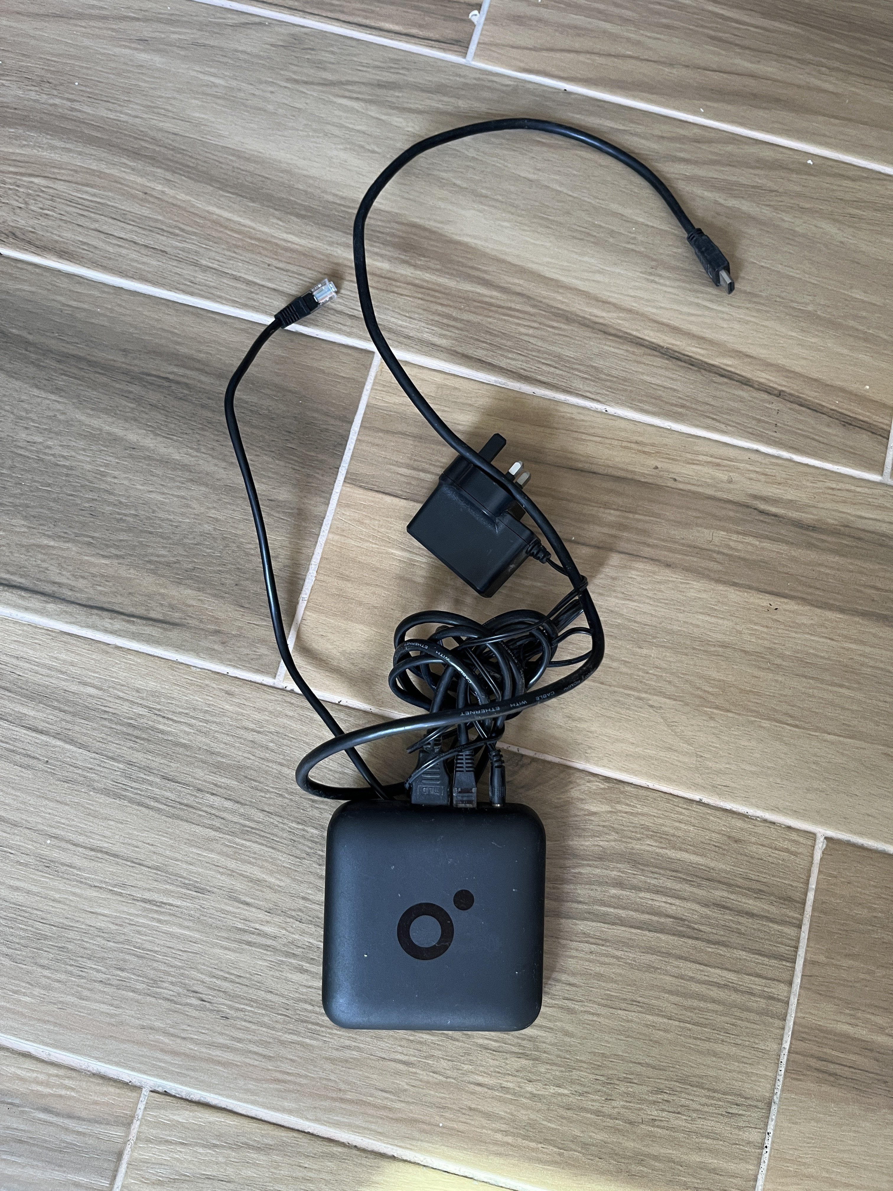 Ooredoo wifi router and tv box for sale - Image 1