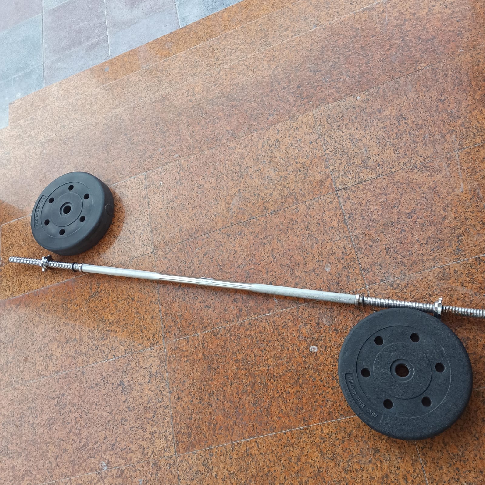Long Bar with 2 Plates 7.5Kg + 7.5Kg +1.5Kg +1.5Kg =18Kg - Image 2