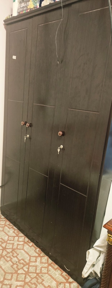 3 door cupboard very good in condition like new - Image 2