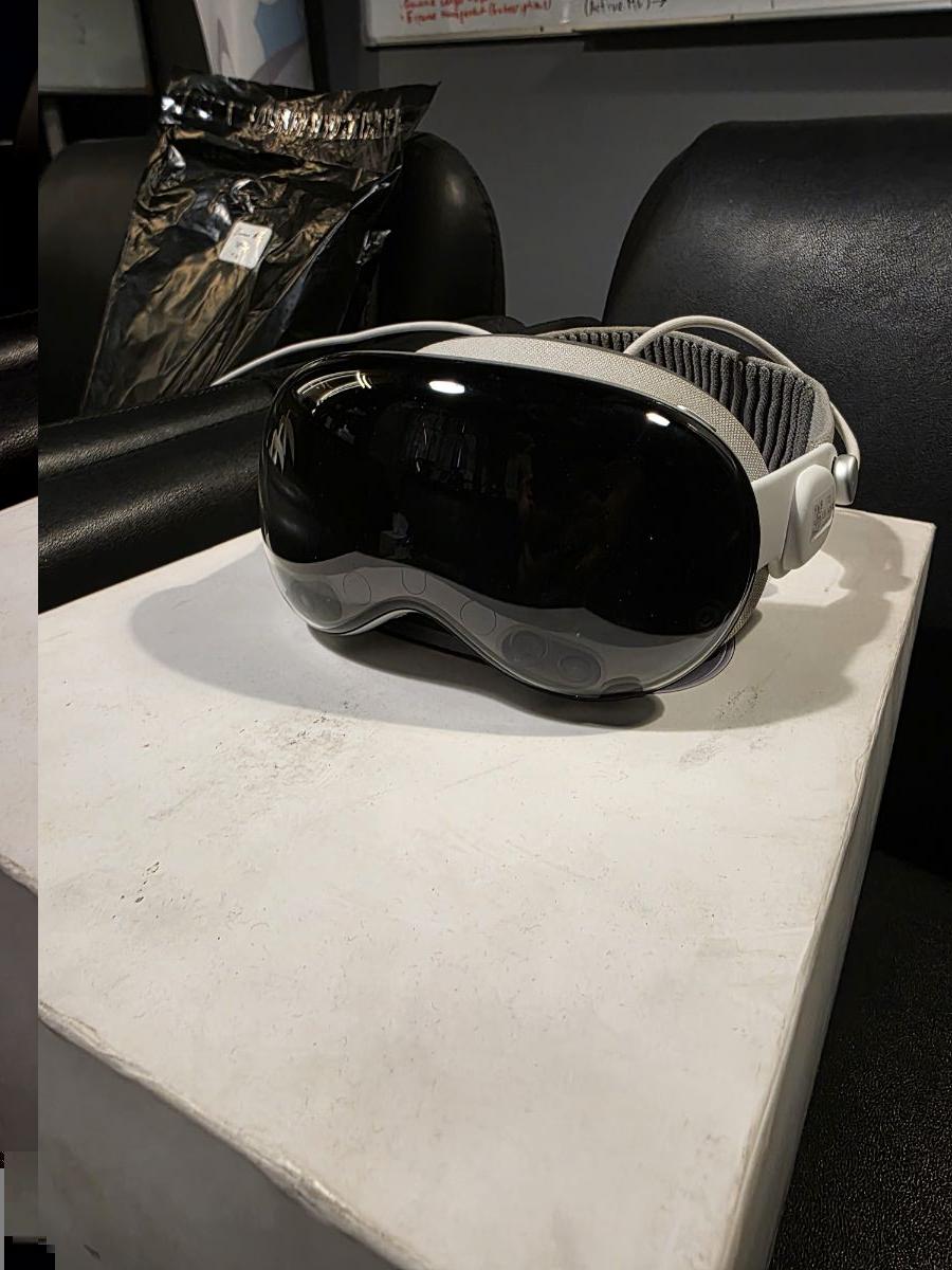 Apple Vision Pro 1 year old up for sale!! - Image 3