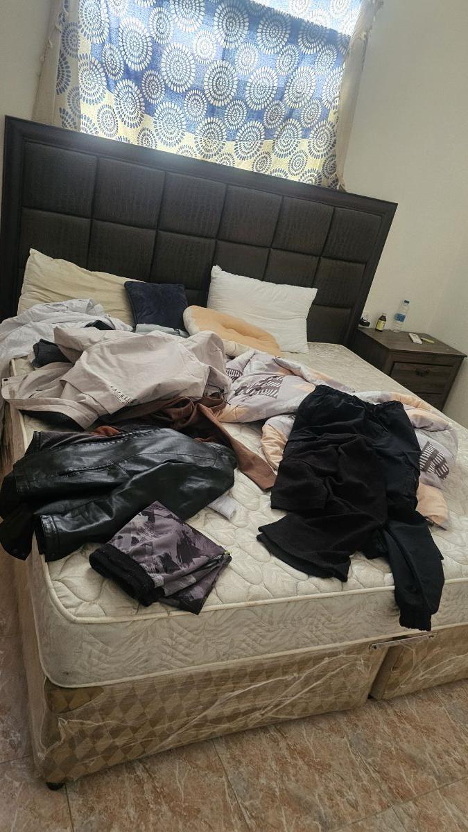 Bed with mattress and two side table - Image 3