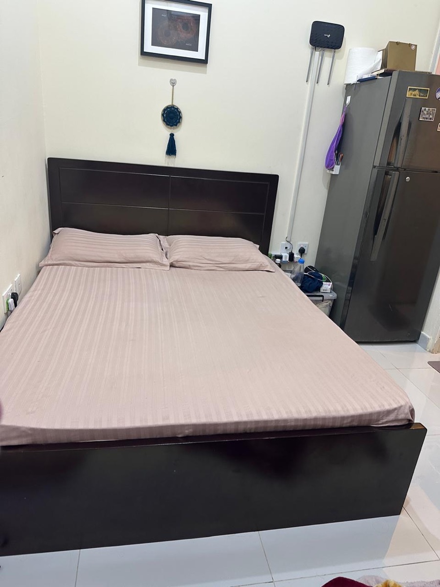 Queen size bed frame and mattress - Image 4