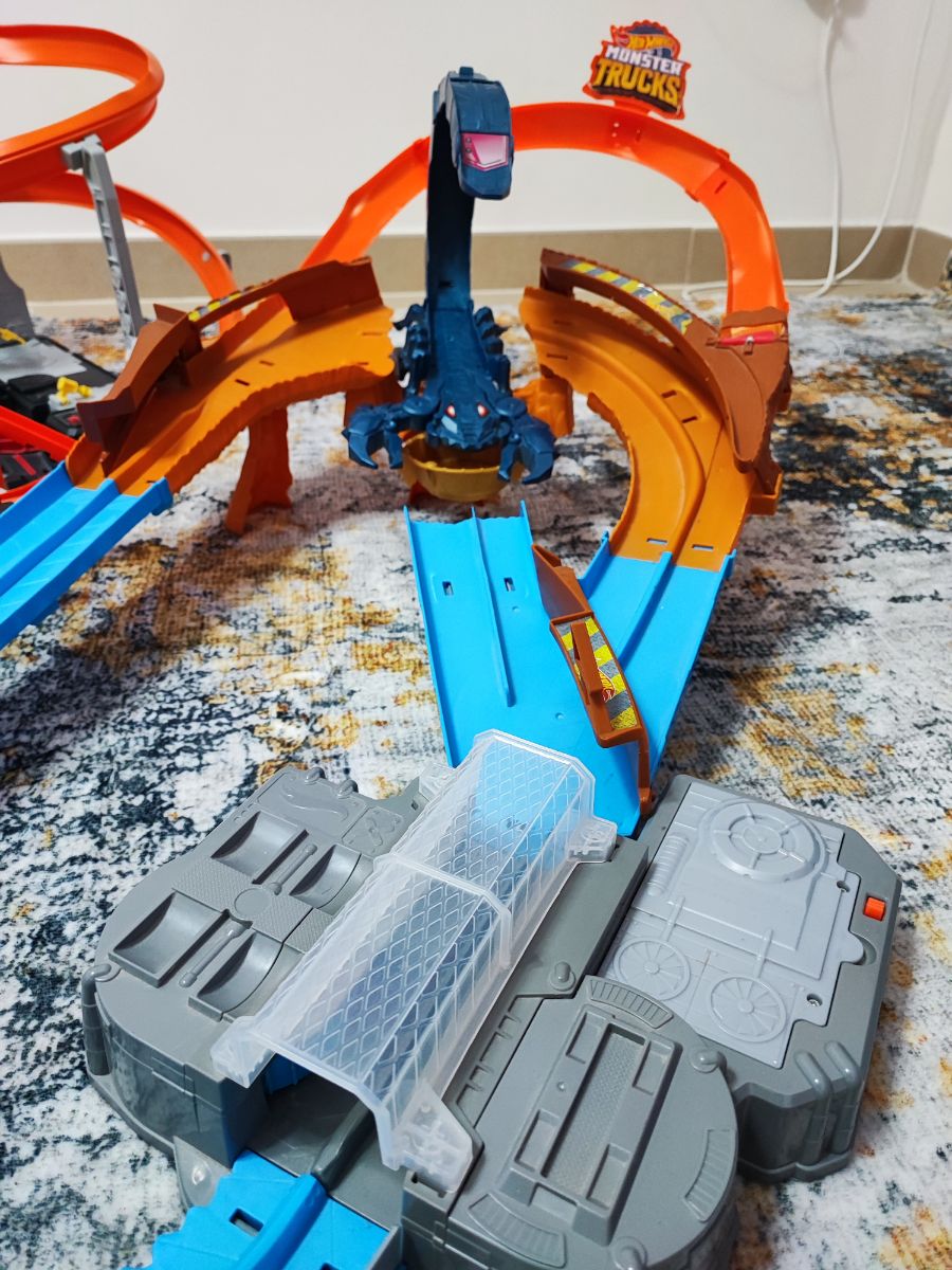 Hot Wheels Bundle - circuits, trucks & track! - Image 7