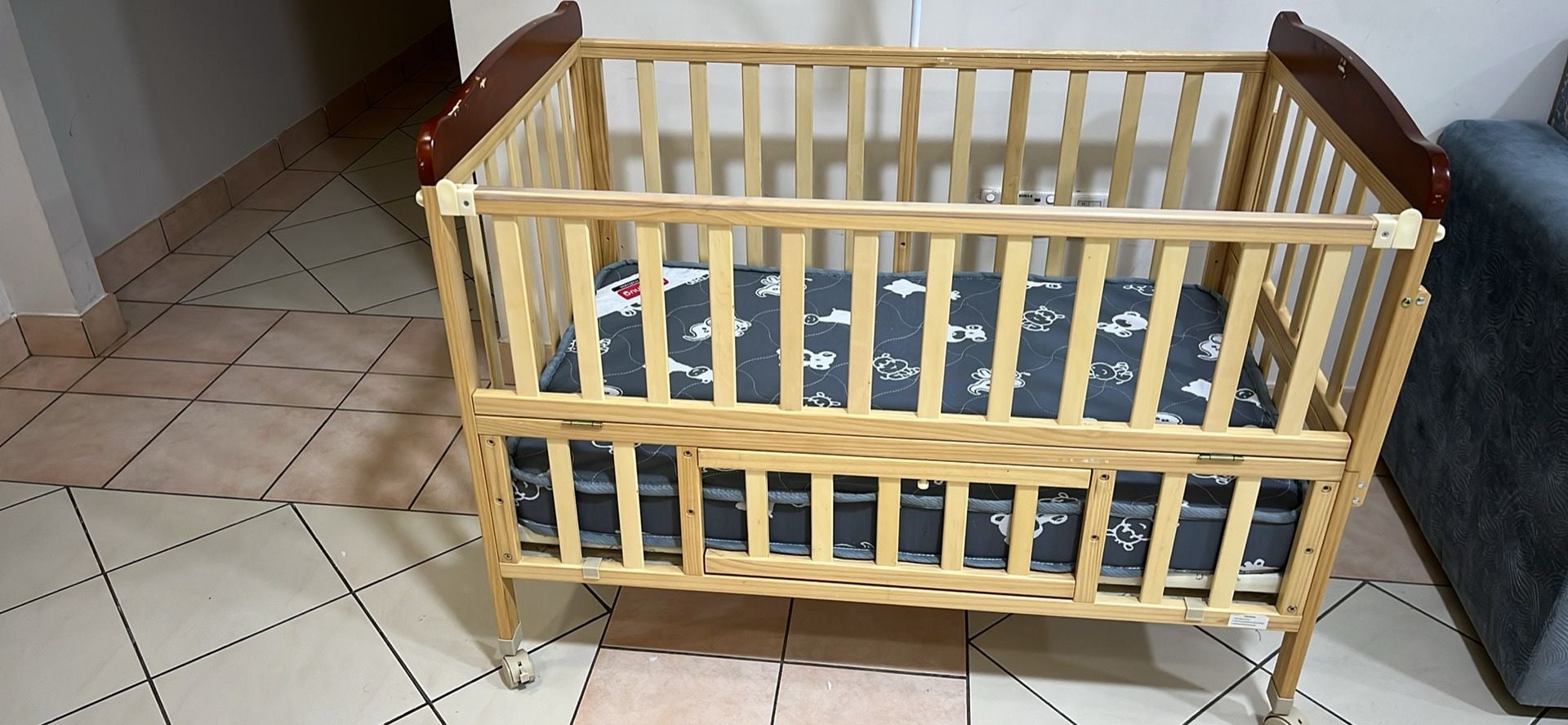 Baby crib with mattress and mosquito net - Image 4