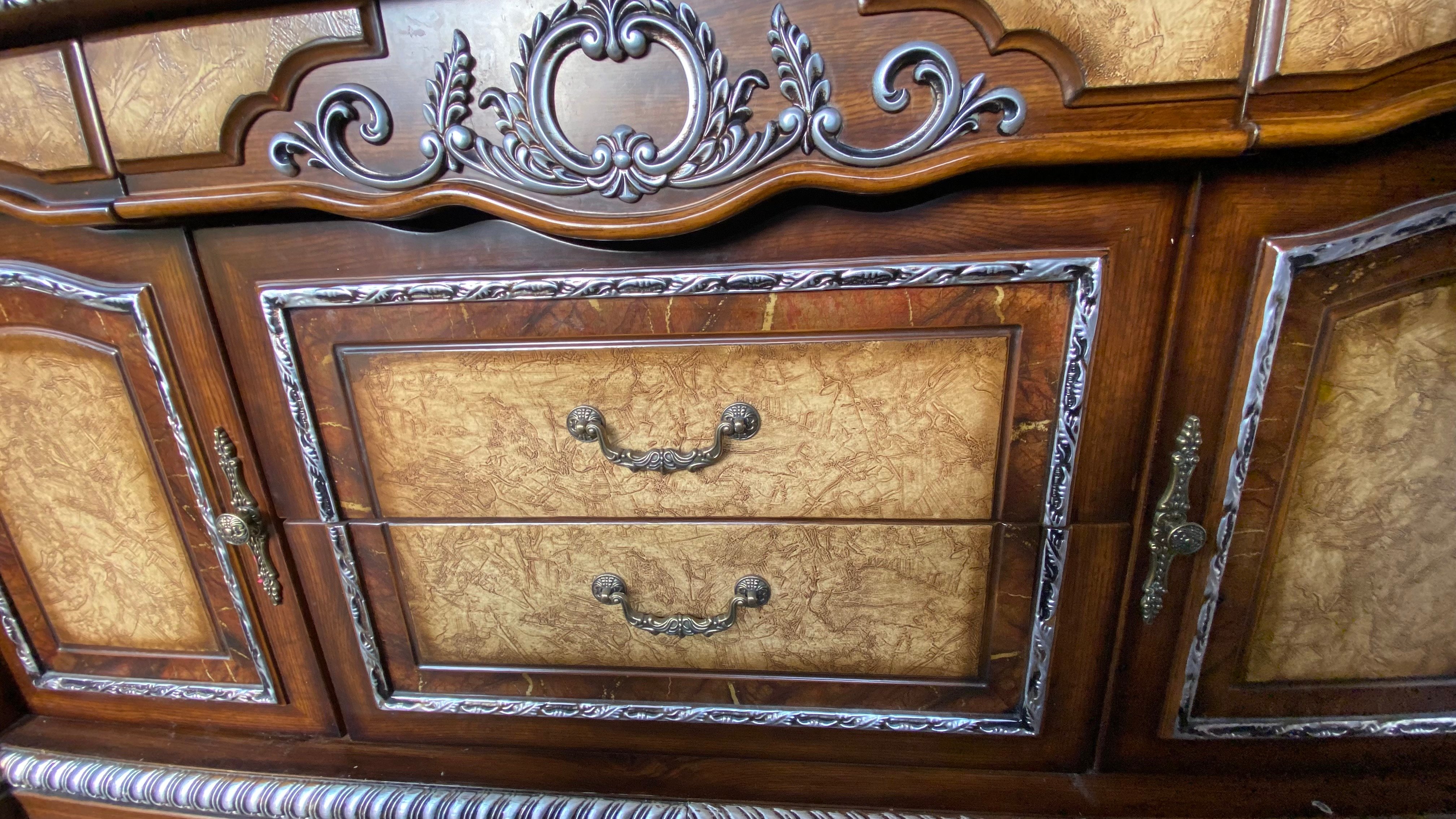 Set Vantage baroque dresser and side table ? - Image 2