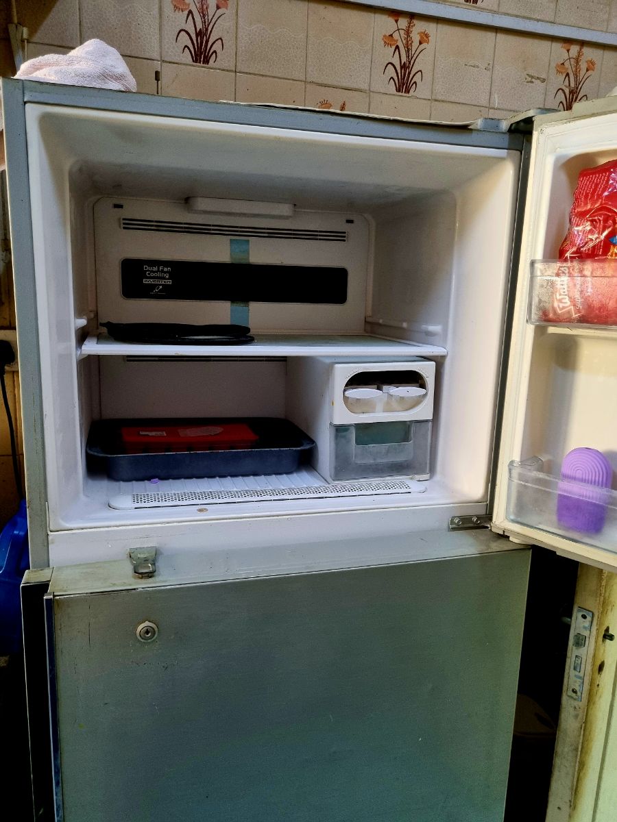 Hitach refrigerator+ wooden dining table(with 3 chairs)+ utensil stacker all for 500 QR - Image 5