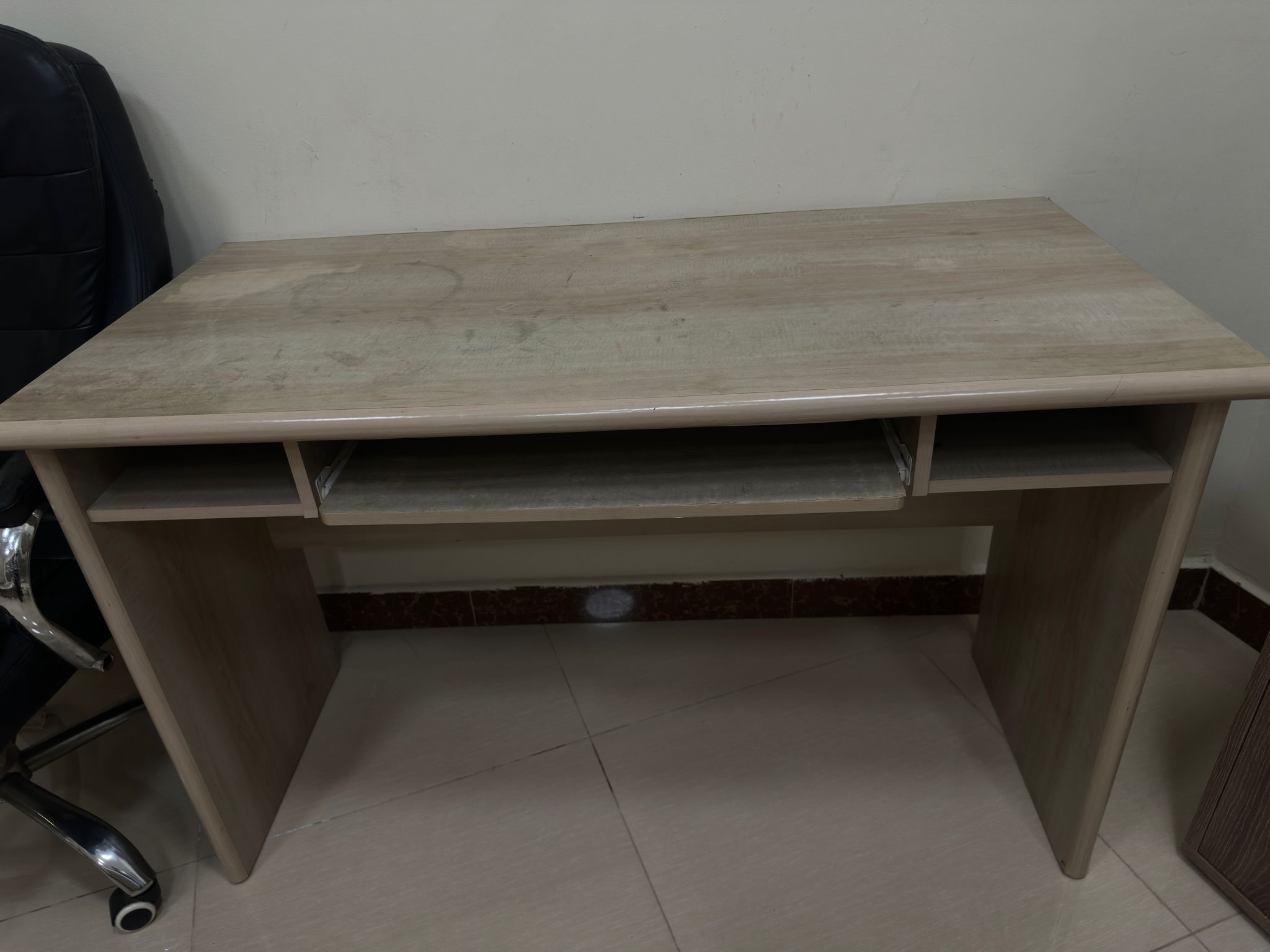 Office/study desk - Image 1