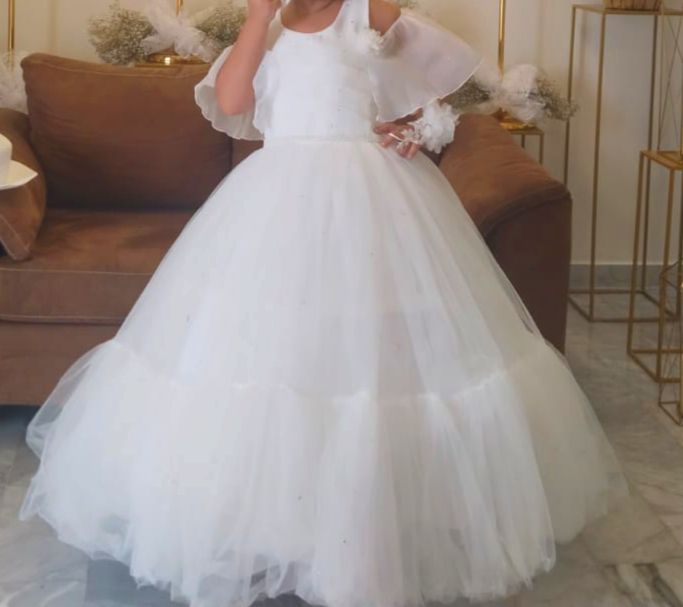 Girl dresses like new - Image 1