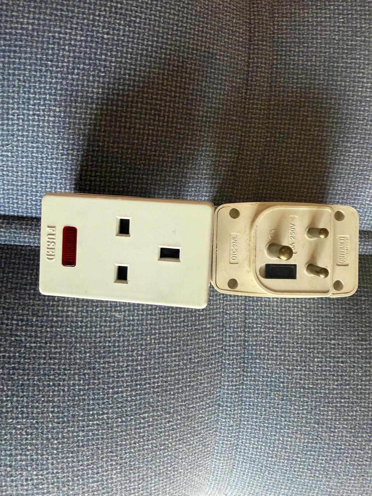 Brand New BRITISH STANDARD Lighting Socket Plugs and Adapters, 20 QR/each - Image 3