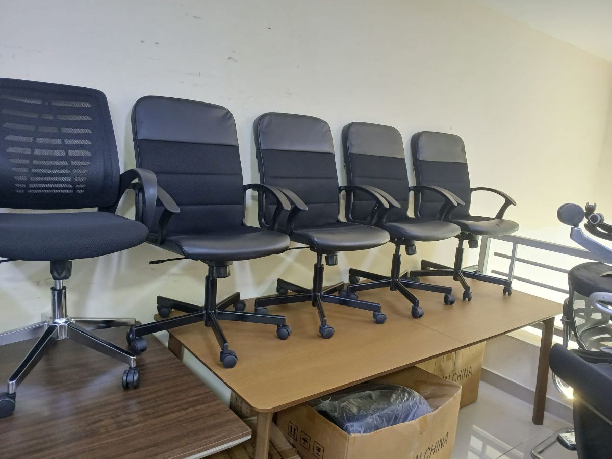 Used office desk and chair buy sell in qatar 55157083 - Image 11