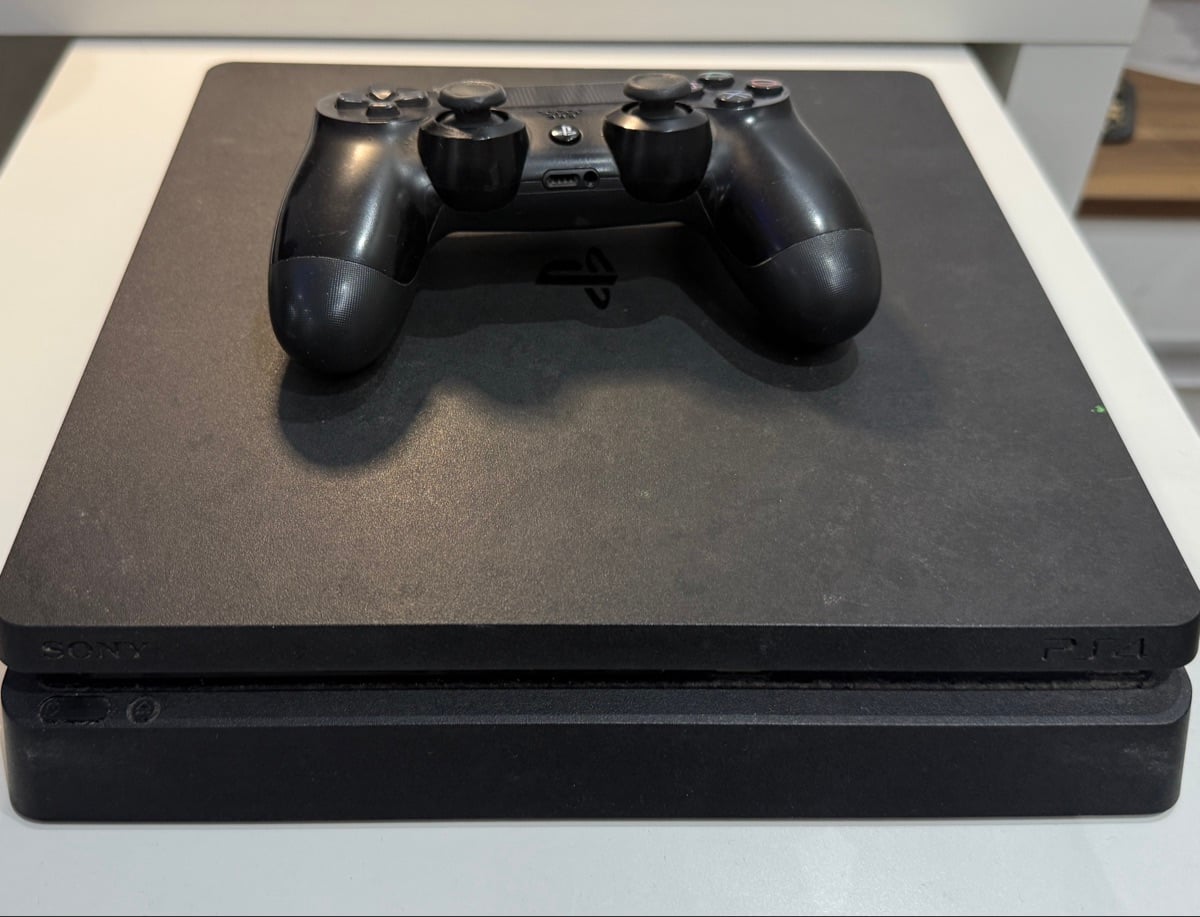 Sony Playstation 4 - Image 2