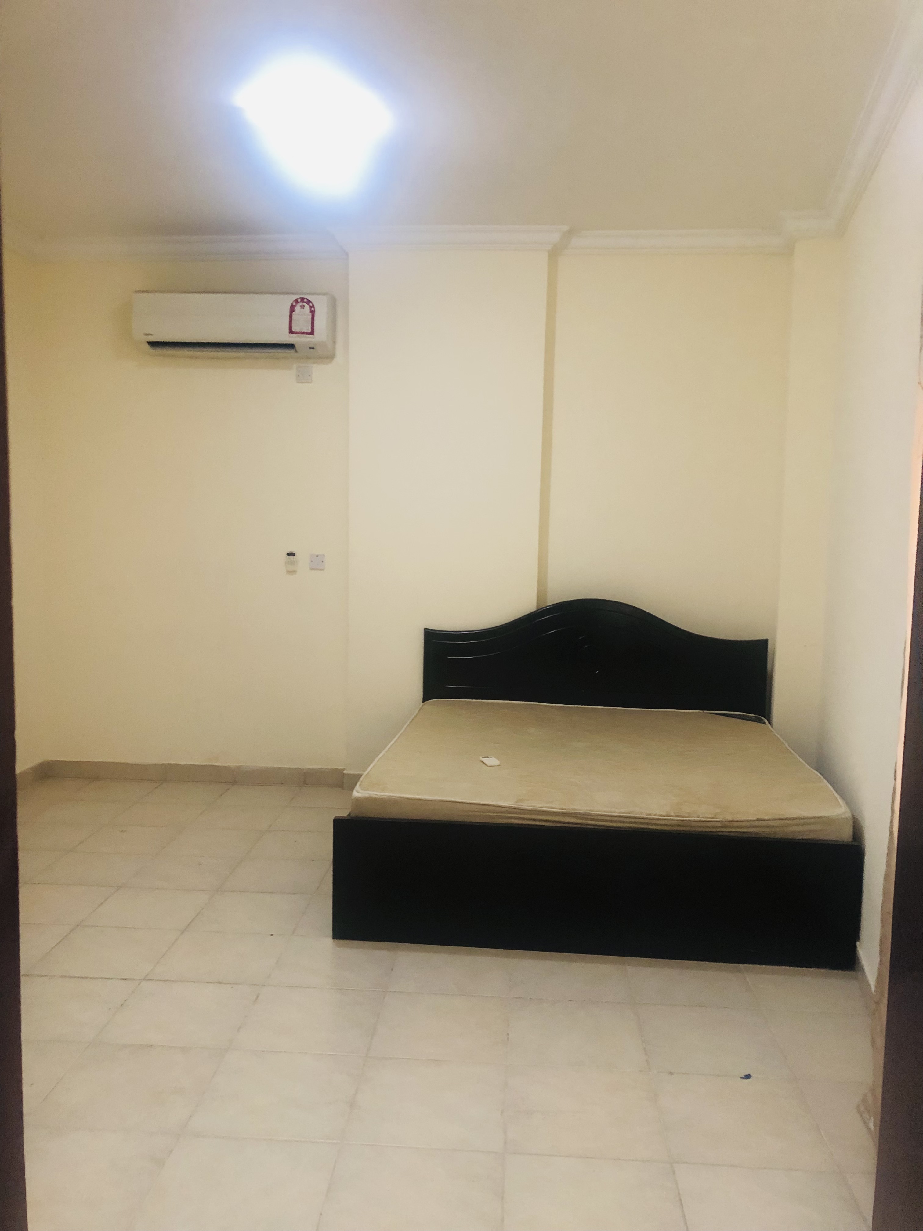 BED AND MATTRESS KING SIZE 200*190 h=15cm GOOD CONDITION LIKE NEW  - Image 7