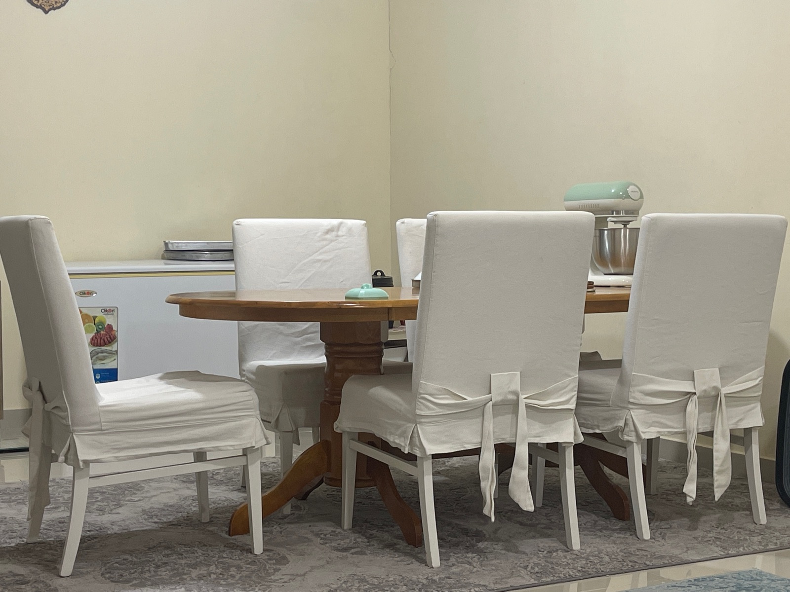 Dining table with 6 chairs - Image 1