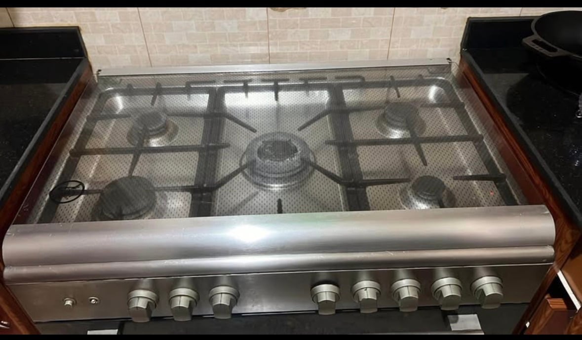 Gas stove 5 burner with gas oven in perfect condition - Image 4