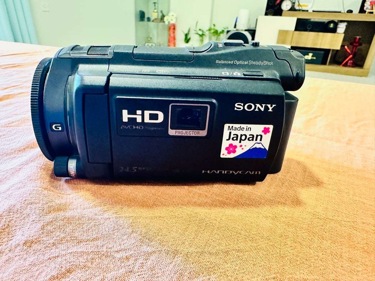 Sony Handycam with Projector - Image 1