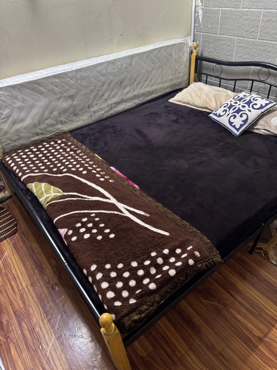 Bed and mattress - Image 3