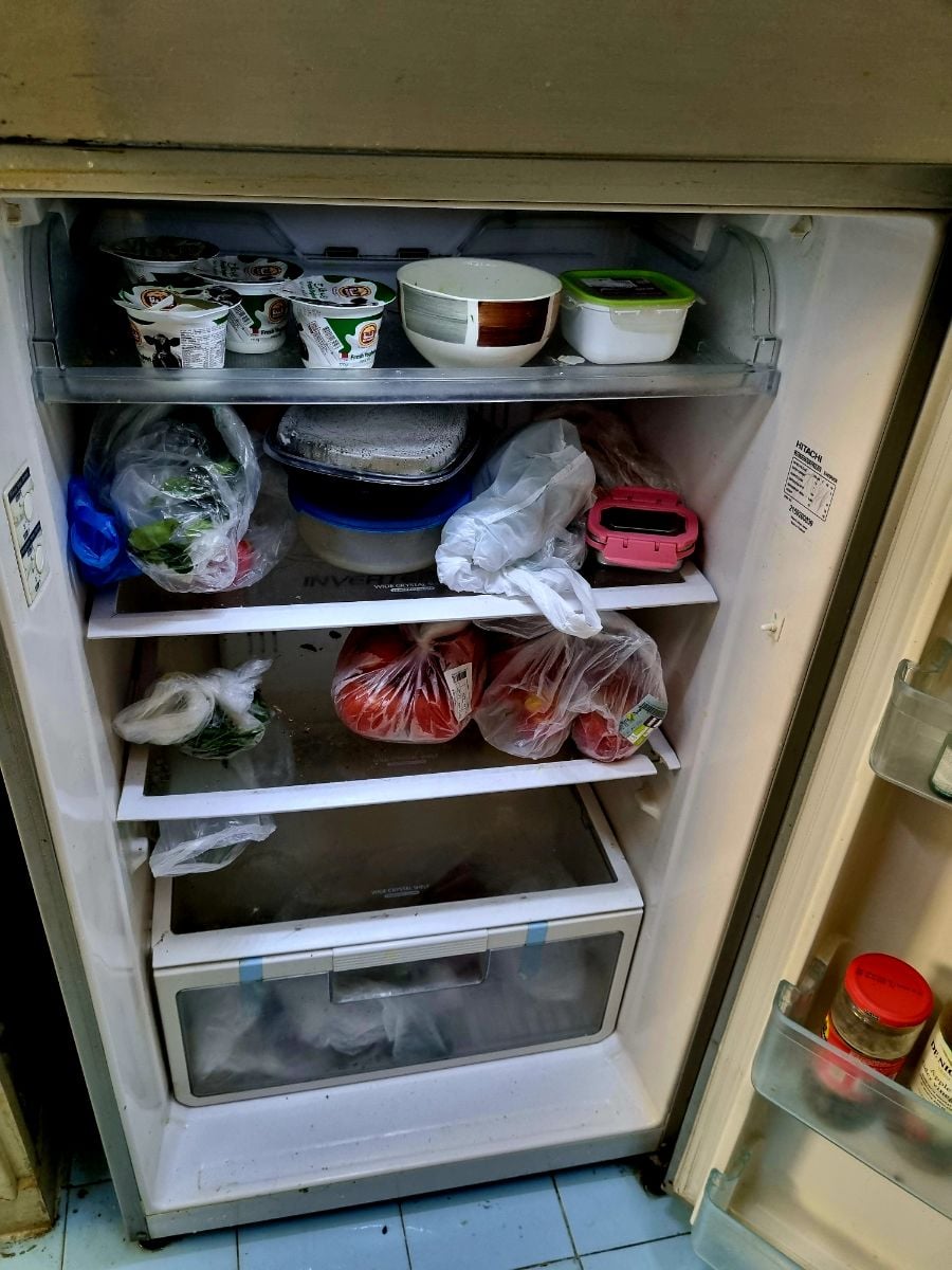 Hitach refrigerator+ wooden dining table(with 3 chairs)+ utensil stacker all for 500 QR - Image 4
