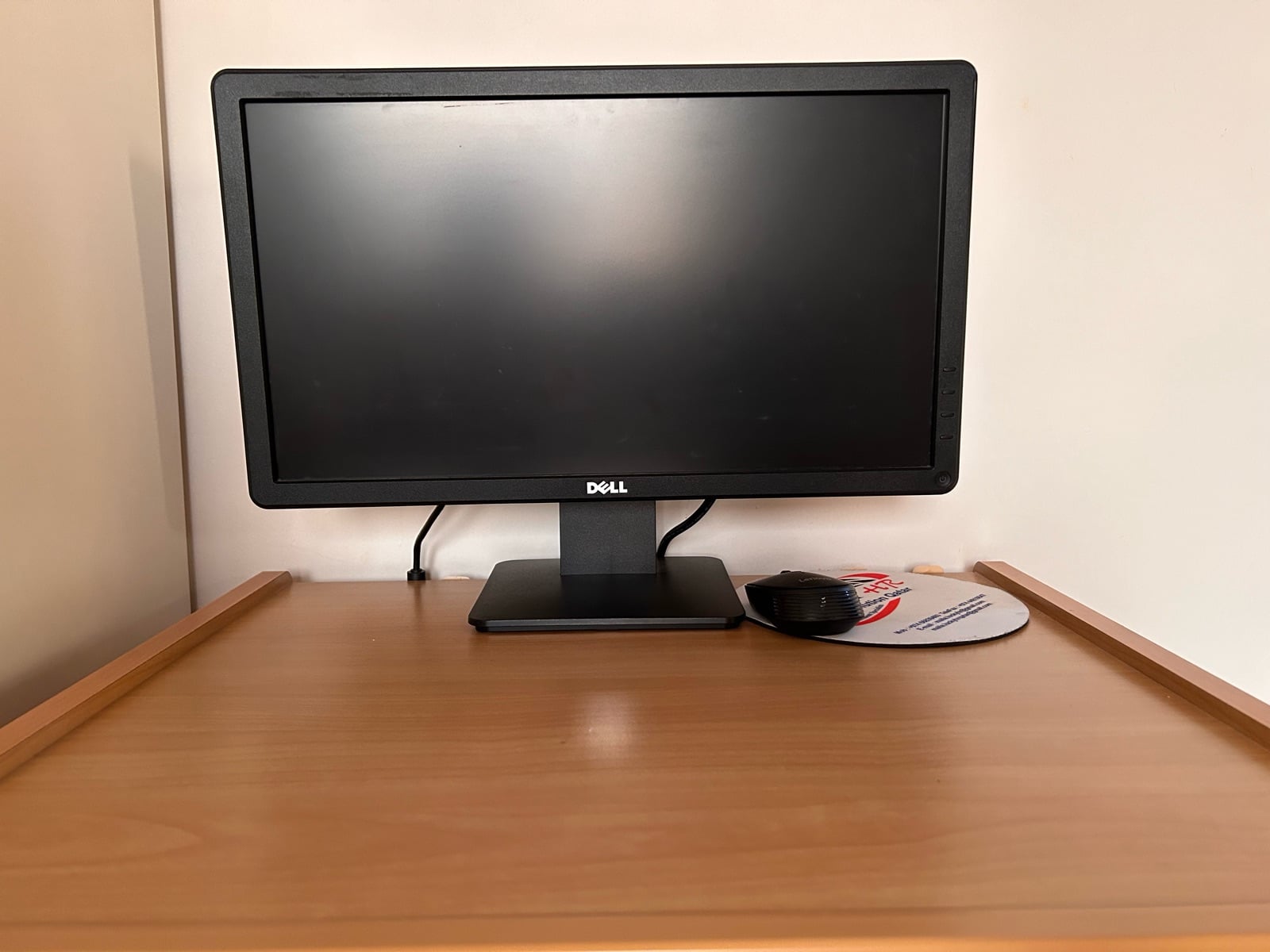 Dell Optiplex 780 computer with Table - Image 2