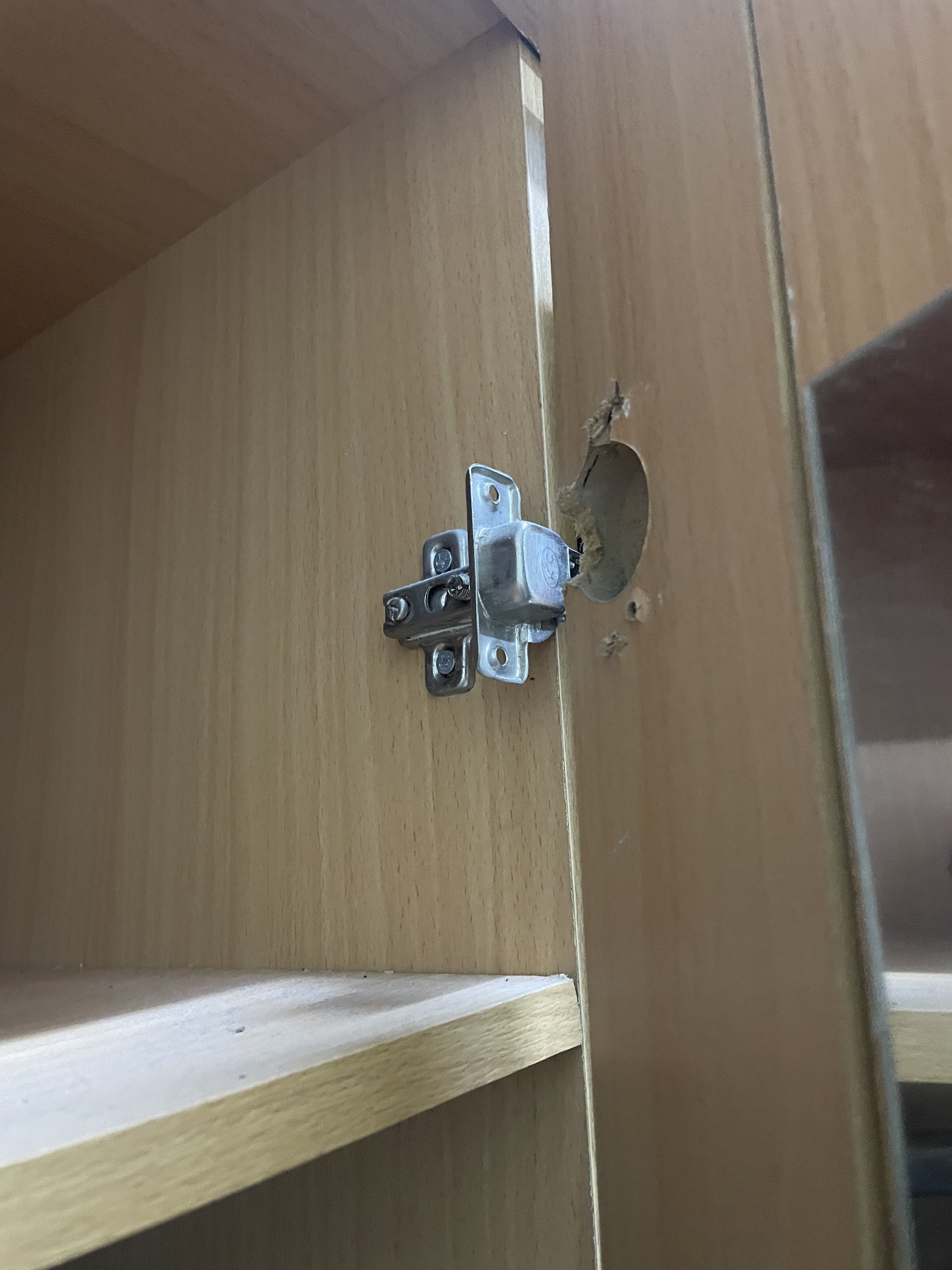 4 door wardrobe for free - Image 2
