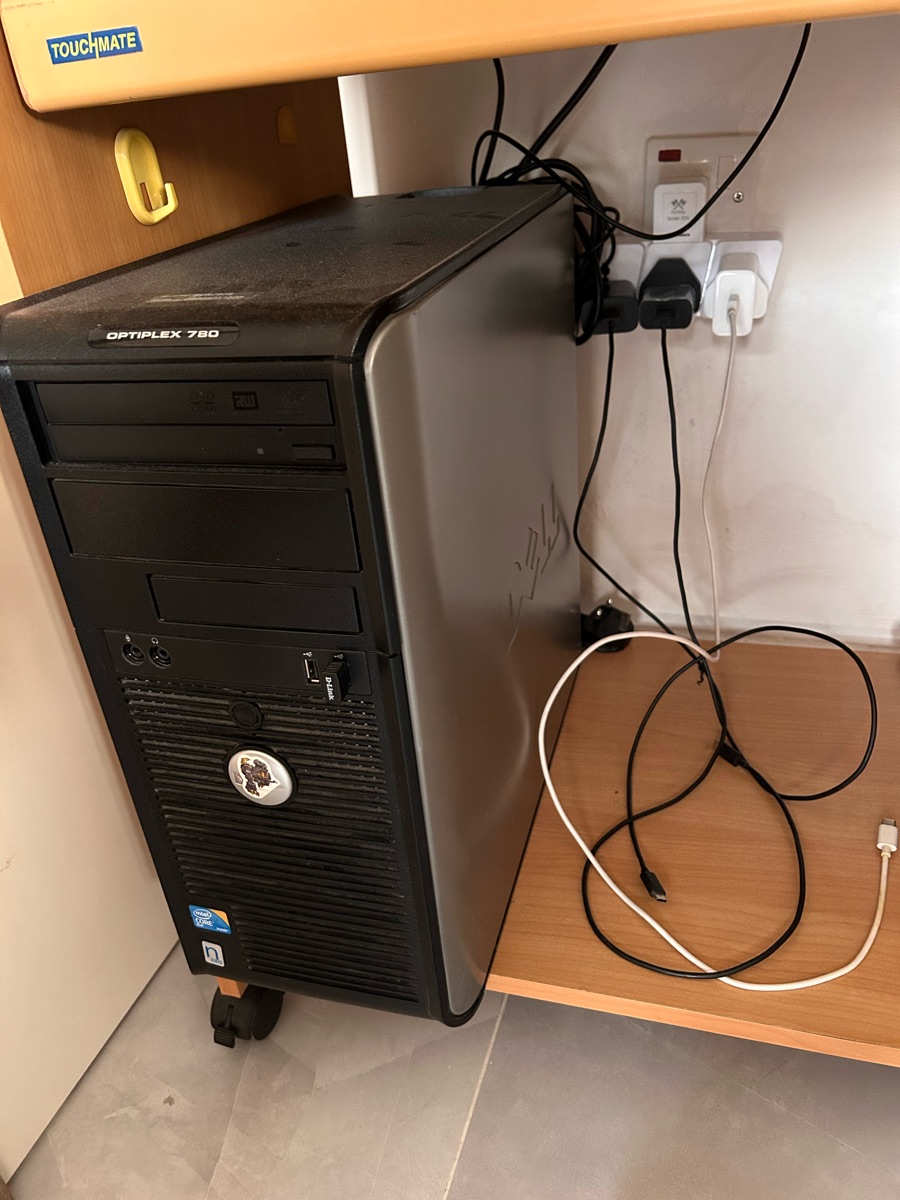 Dell Optiplex 780 computer with Table - Image 1