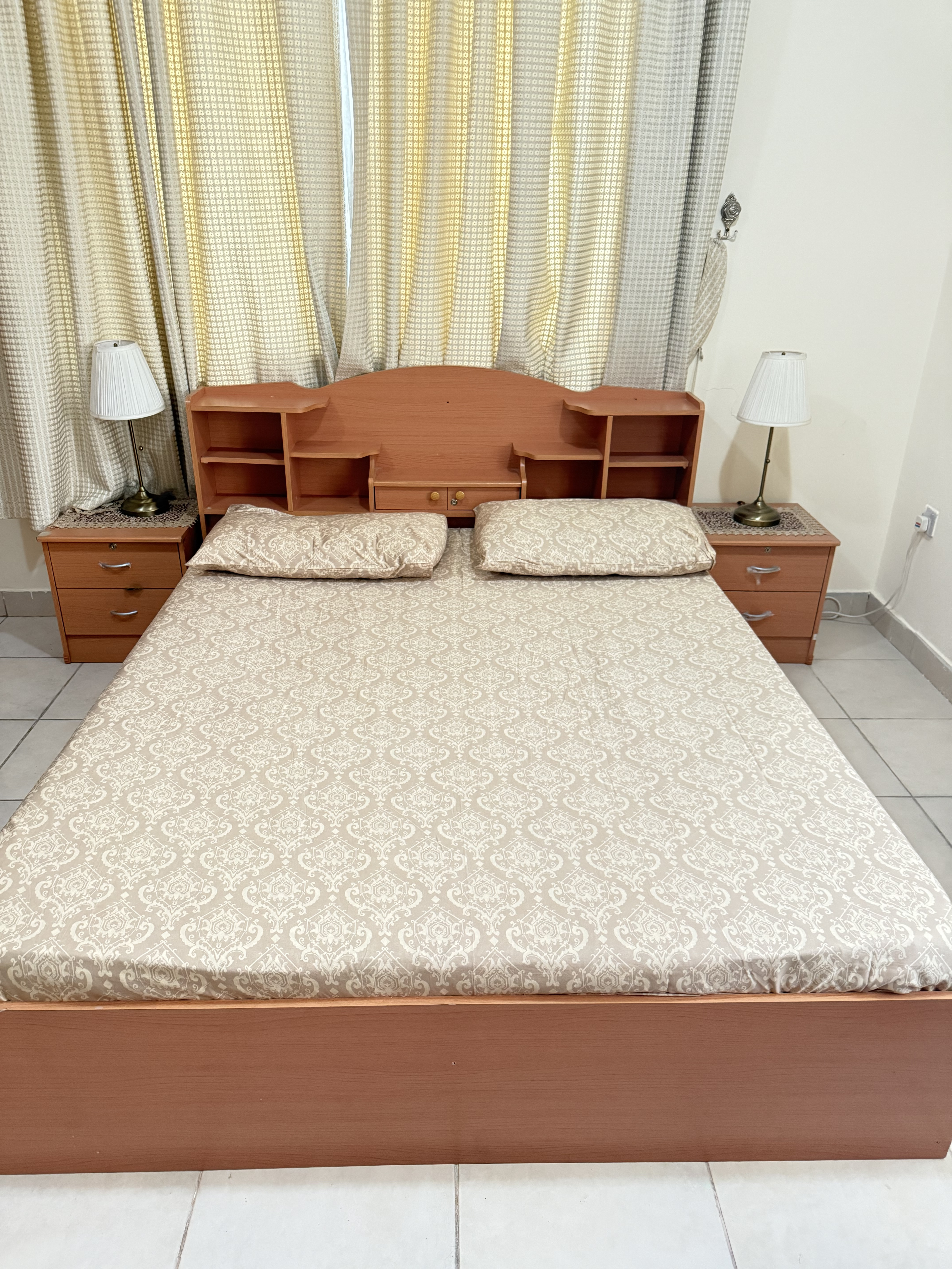 3+2+1+1 sofa set 2100qr, all wall decor 120qr, bed with side tables and mattress 500qr - Image 5