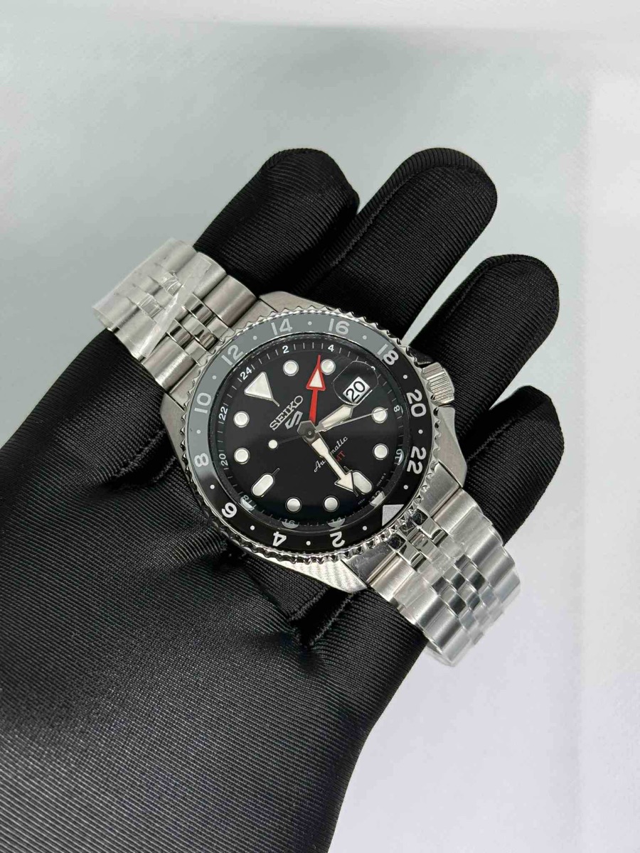SEIKO SPORTS GMT “SSK001K1” “BRUCE WAYNE” (Automatic) Caliber 4R34 - Image 3