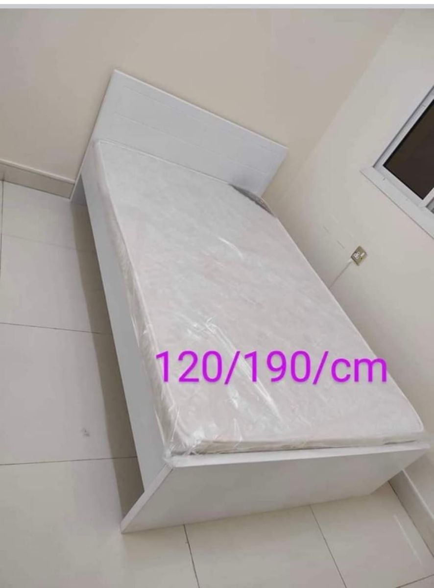 Bed and mattress - Image 10