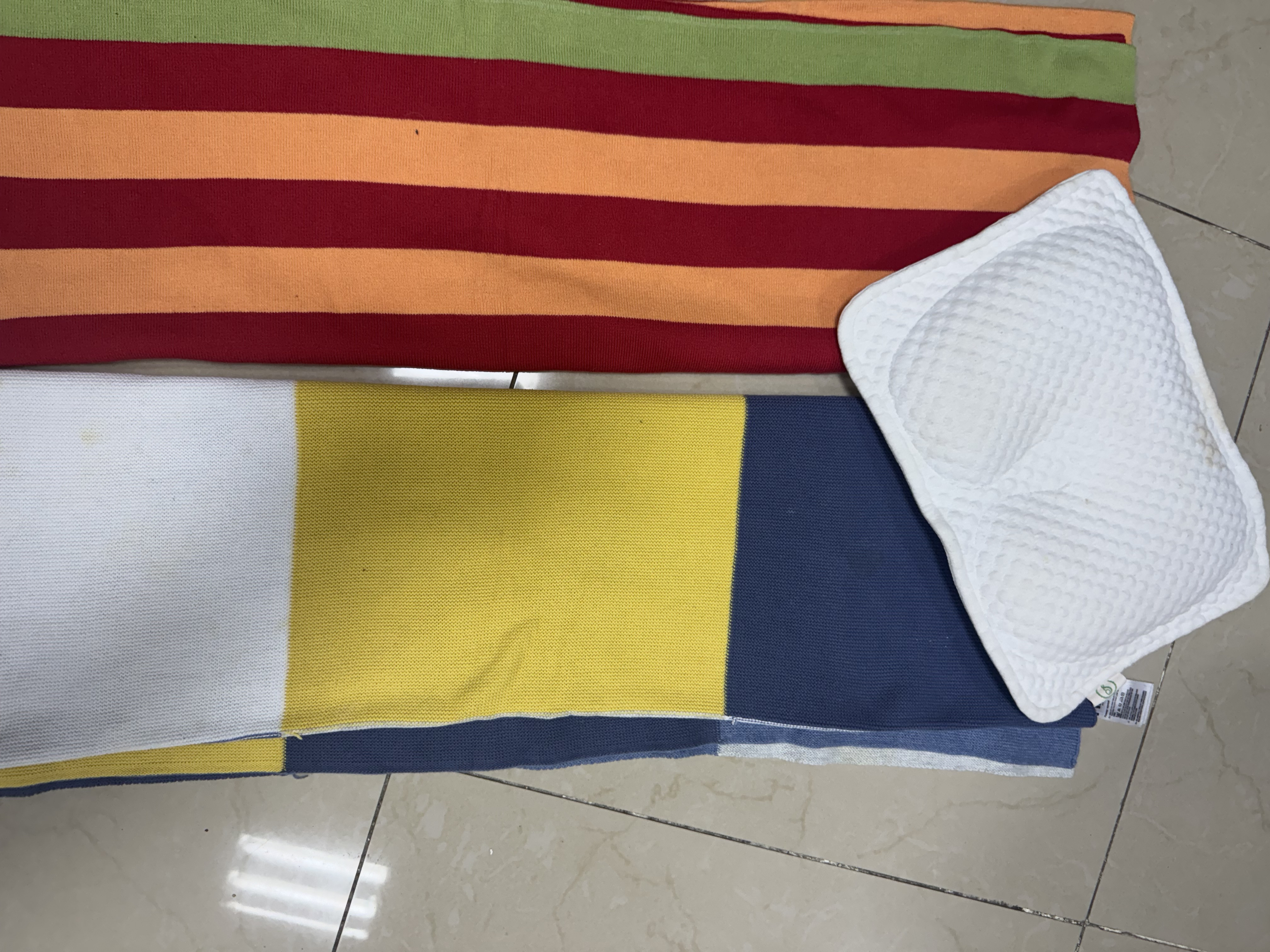2 baby blankets , 1 memory foam new 90 Qr - Image 5