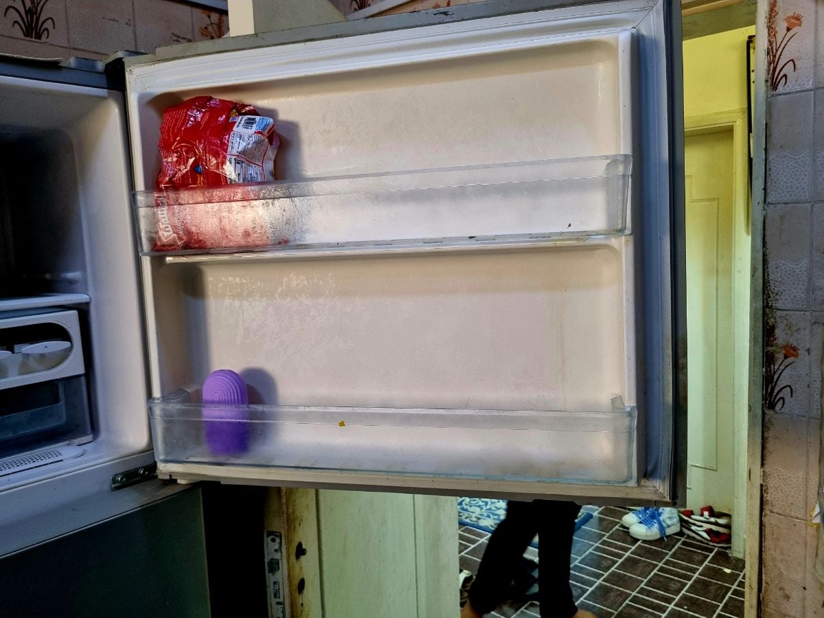 Hitach refrigerator+ wooden dining table(with 3 chairs)+ utensil stacker all for 500 QR - Image 3
