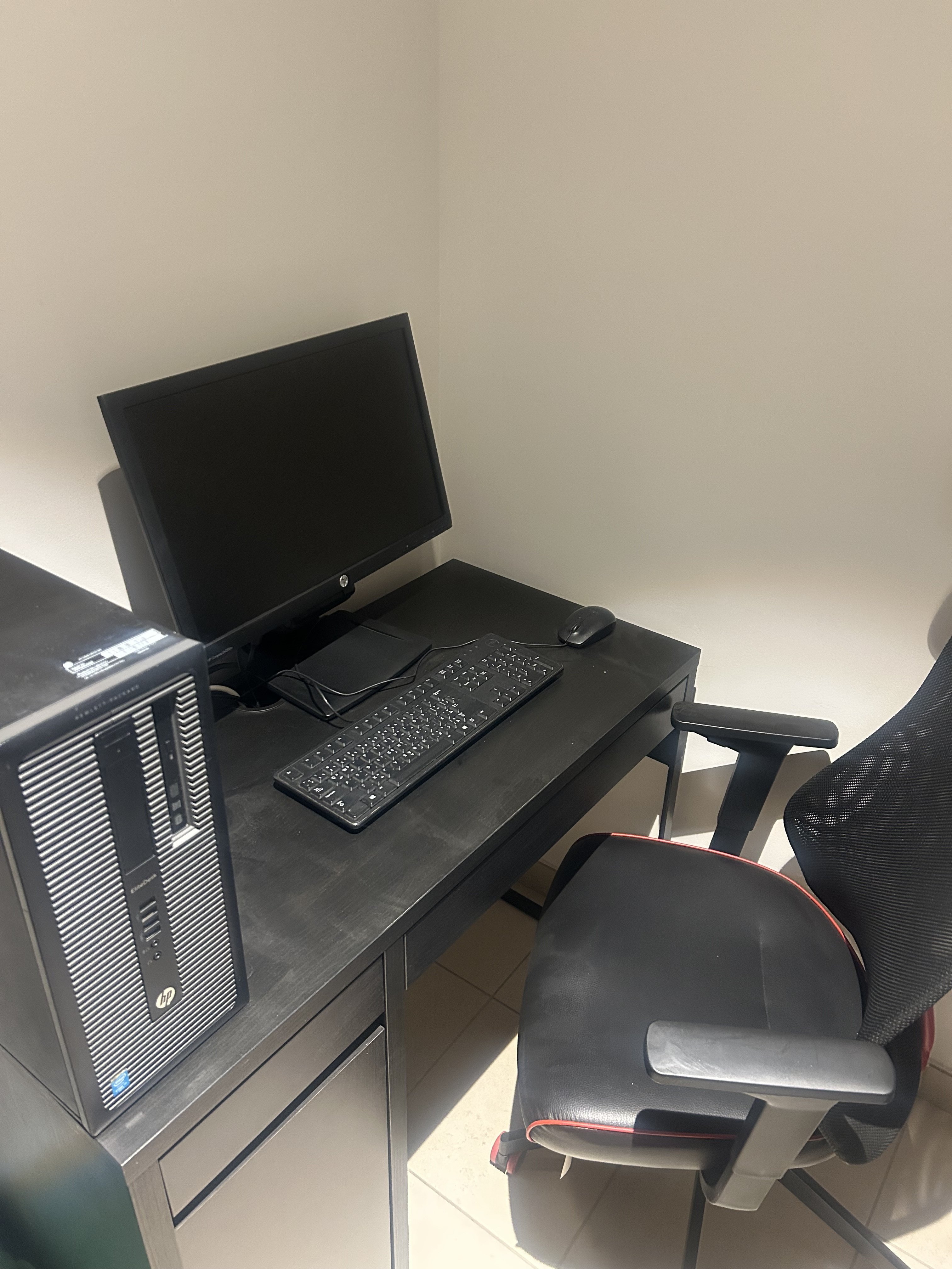 Windows desktop computer with desk and gaming chair - Image 1