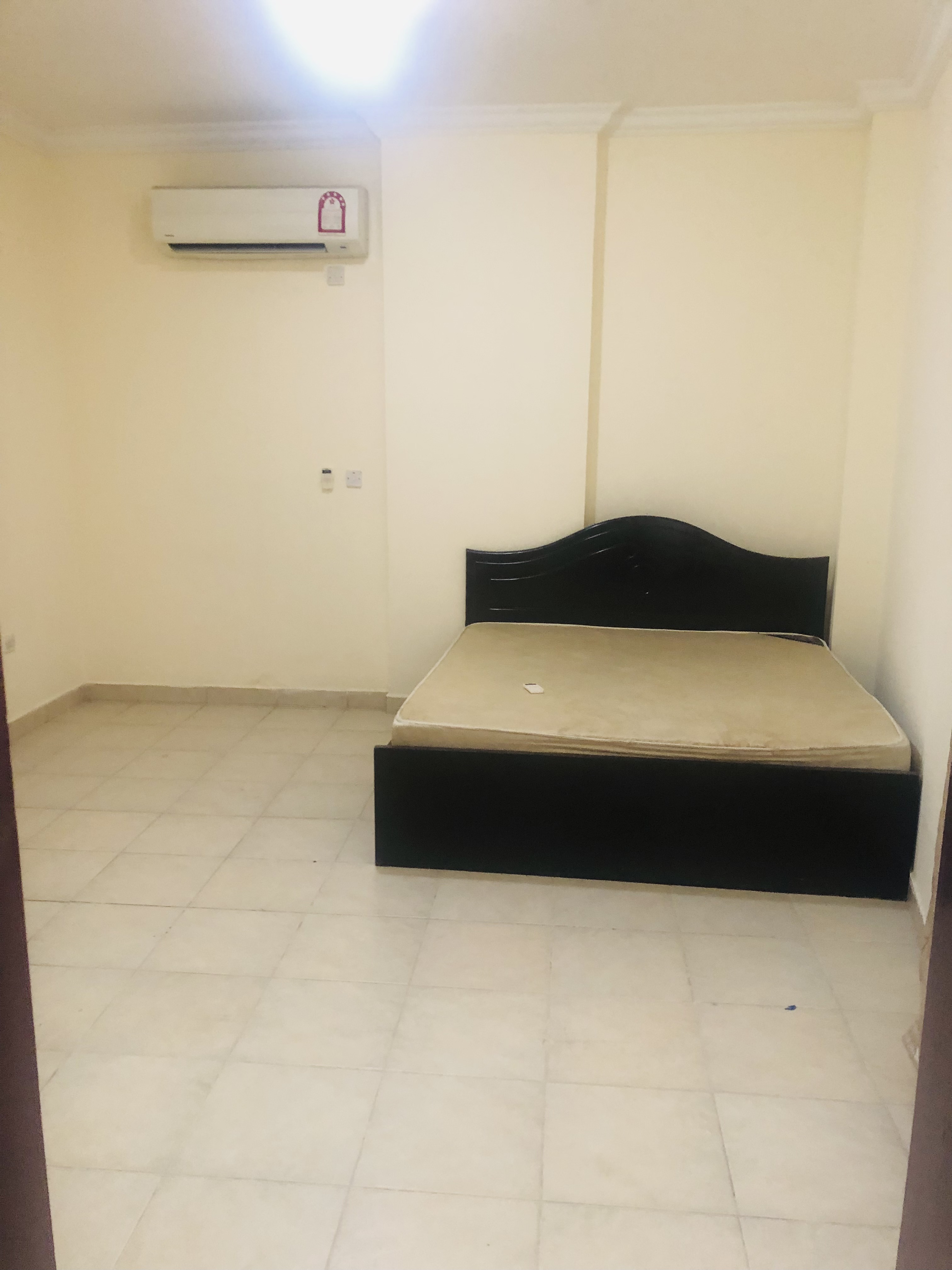 BED AND MATTRESS KING SIZE 200*190 h=15cm GOOD CONDITION LIKE NEW  - Image 8