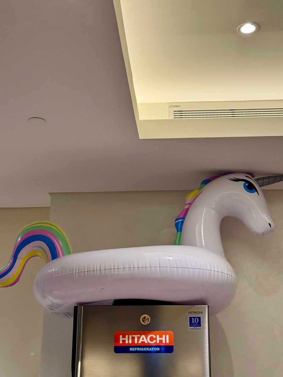 Inflatable unicorn - Image 1