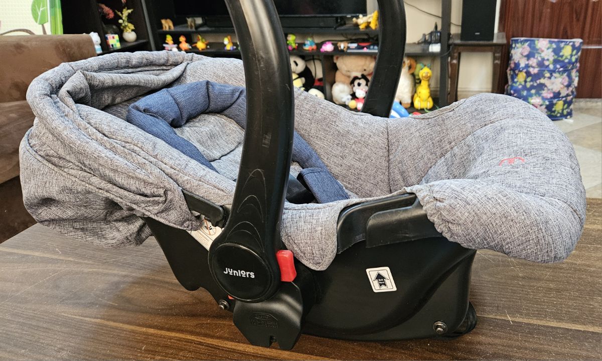 Infant / baby car seat / carry cot - Image 5