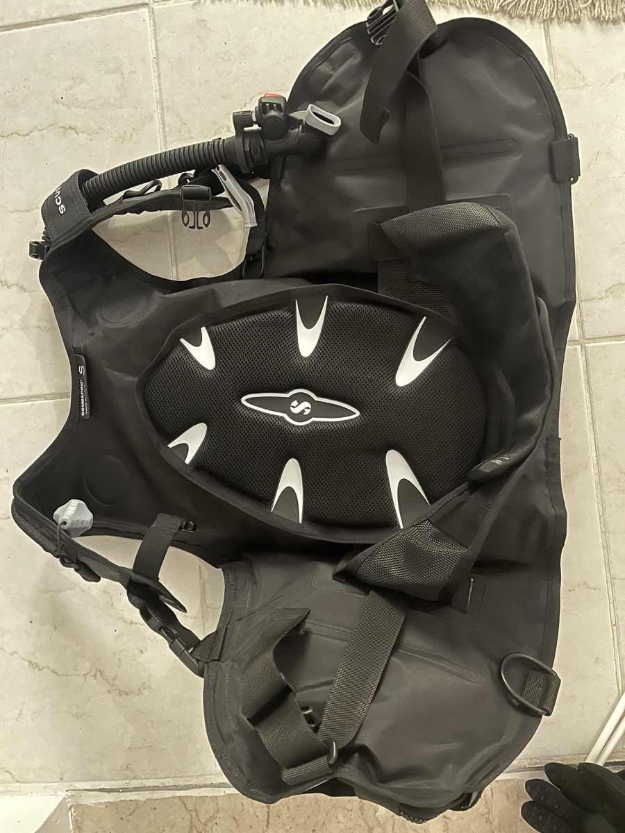 Scuba diving wetsuit and BCD - Image 5